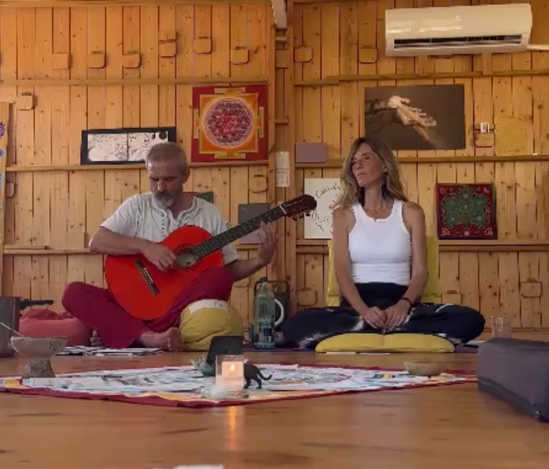 Julio acompañando el proceso con el canto