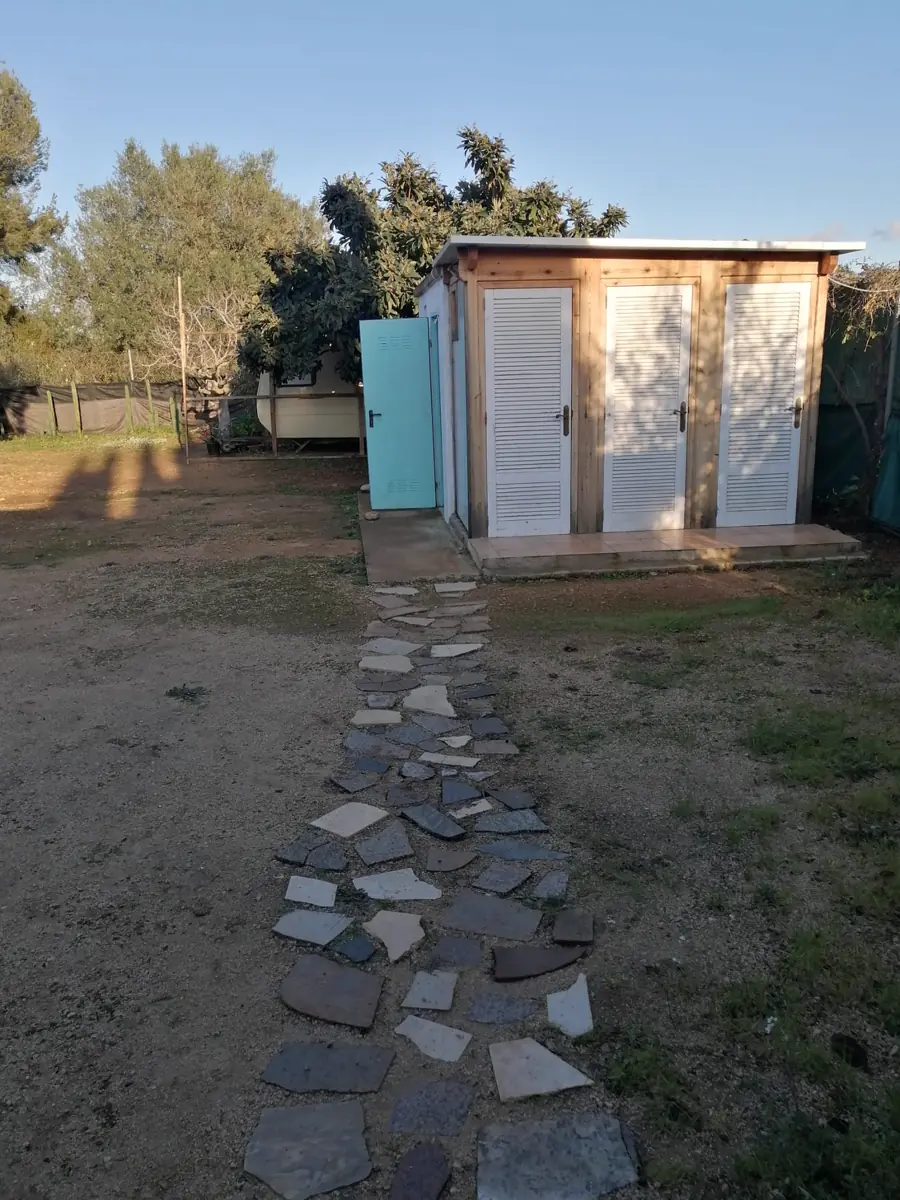 Camino de piedra hacia los baños