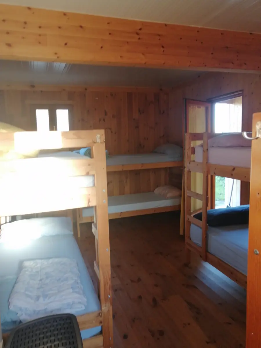 Dormitorio de madera con literas