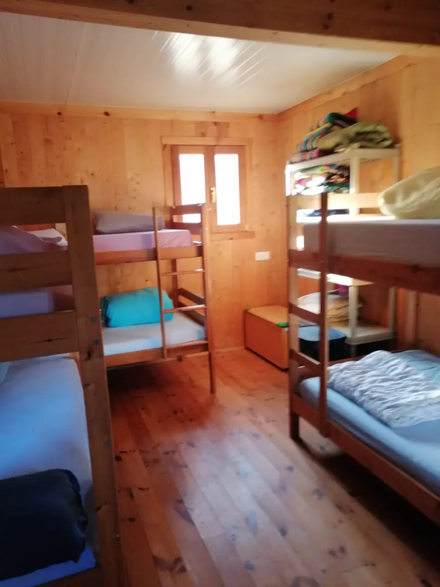 Dormitorio con literas y ventana