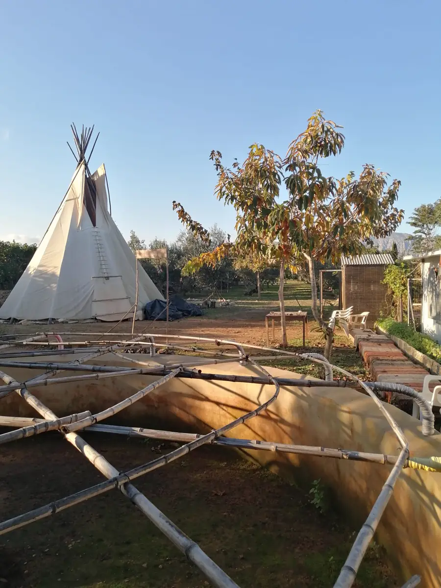 El temazcal y el tipi en el exterior